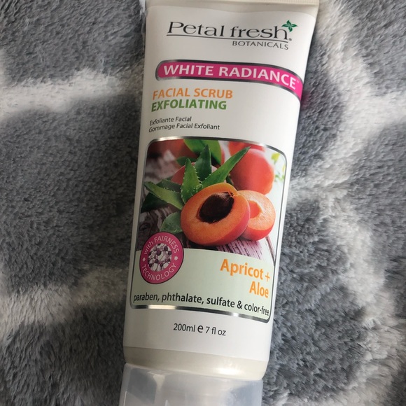 petal fresh face wash